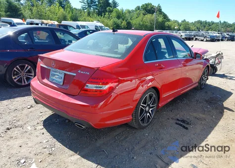 2013 Mercedes-Benz C 300 Luxury 4Matic/Sport 4Matic z USA, uszkodzony, nr VIN WDDGF8AB8DG047453